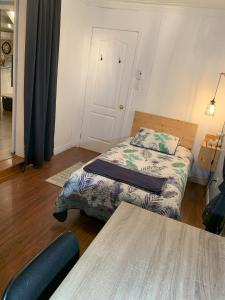 Ένα ή περισσότερα κρεβάτια σε δωμάτιο στο Chez-Vous au Village