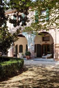 a building with an archway in front of a building at Villa Moro Lin Design Apartments in Mestre