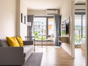 Posezení v ubytování PHYLL Condo Private Beach Vibes at Central Phuket 1 BR Unique Garden View