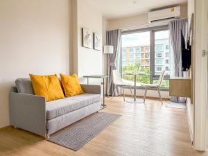 Posezení v ubytování PHYLL Condo Private Beach Vibes at Central Phuket 1 BR Unique Garden View