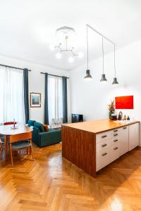 Eclectic downtown APT on Kiraly street, calm and central 1068 Budapest, Király utca 90 kép - 2