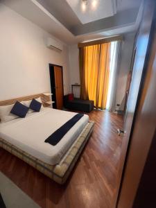 a bedroom with a bed and a sliding glass door at LaNova21 in Naples
