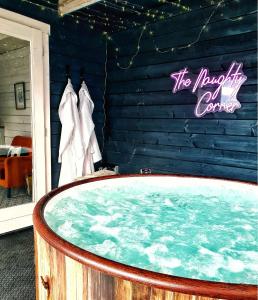 Middleton Fossoway şehrindeki The Wee Stay - Lazy Spa with guest suite and outside Kitchen tesisine ait fotoğraf galerisinden bir görsel