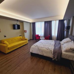 Postel nebo postele na pokoji v ubytování Driti Central Hotel