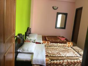 Letto o letti in una camera di Pashupati Darshan Hotel