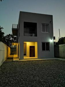 una casa bianca con vista notturna di Apartamento minimalista A a San Pedro Sula