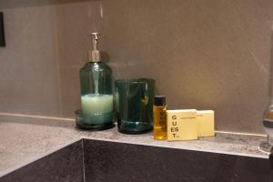 - une bouteille de savon et une bougie sur un comptoir dans l'établissement Maison Costa dei Magnoli, à Florence 33 autres photos