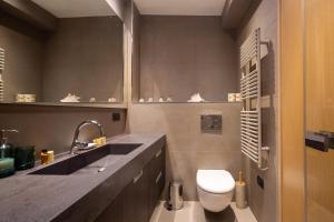 une salle de bain avec un lavabo et des toilettes dans l'établissement Maison Costa dei Magnoli, à Florence