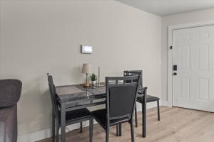 Imagine din galeria proprietății Queen Bed Modern Studio Apartment in Huntsville în Huntsville