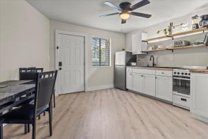 O bucătărie sau chicinetă la Queen Bed Modern Studio Apartment in Huntsville