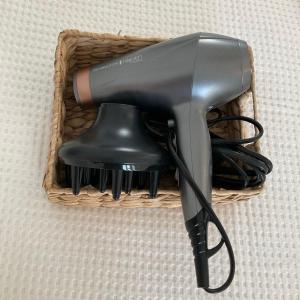 een föhn in een mandje op de vloer bij Okeanos in Skiathos-stad