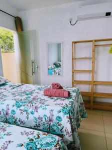 a bedroom with a bed with a red pillow on it at Ilha de Boipeba kitnets para temporada - Morada dos Pássaros Boipeba in Ilha de Boipeba
