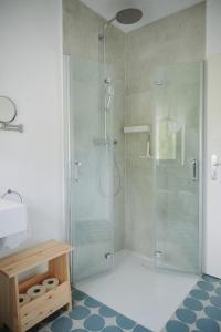eine Dusche mit Glastür im Badezimmer in der Unterkunft Chiemsee Cottage in Prien am Chiemsee + 27 Fotos