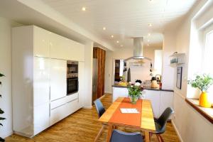 Kuchyň nebo kuchyňský kout v ubytování Chalet-Apartmenthaus mit 4 Schlafzimmern!