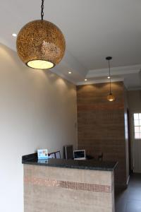 lobby z recepcją i dwoma światłami w obiekcie Hotel Albatroz w mieście Uberaba