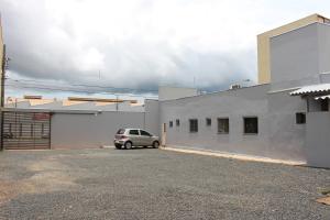ウベラバにあるHotel Albatrozの建物の隣の駐車場に駐車された車
