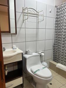 Um banheiro em Hotel El Huacachinero