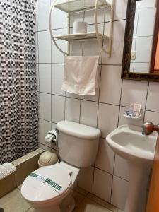 Um banheiro em Hotel El Huacachinero