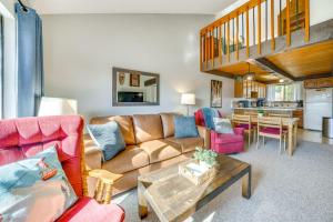 ein Wohnzimmer mit Sofa und Tisch in der Unterkunft Warm Fraser Townhome with Community Amenities! in Fraser