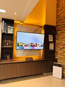 TV a/nebo společenská místnost v ubytování Super Cebu Loft