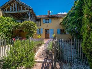 una casa con una recinzione davanti di Gite Nogaro a Perchède