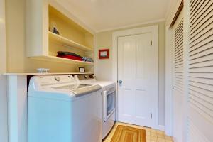eine weiße Waschmaschine und ein Trockner in einer Waschküche in der Unterkunft Cape Landing Cottage in Brewster + 22 Fotos