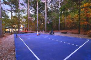 Tenis a/nebo squash v ubytování LUX,Hot Tub,ATV,Hiking,Pickleball,Firepit,Arcade nebo okolí