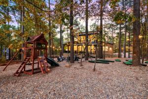 Herní místnost nebo prostor pro děti v ubytování LUX,Hot Tub,ATV,Hiking,Pickleball,Firepit,Arcade