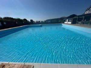 Kolam renang di atau dekat dengan Home with a view Whitecliff Bay Holiday Park