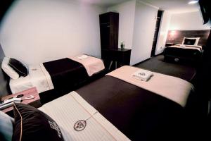 Postel nebo postele na pokoji v ubytování San Francisco Pardo Hotel