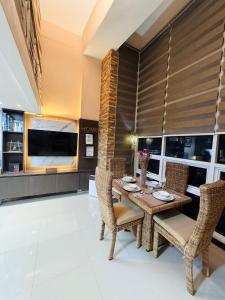 TV a/nebo společenská místnost v ubytování Super Cebu Loft