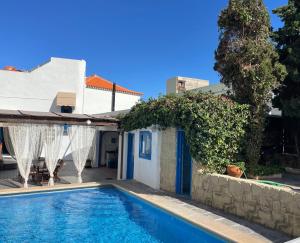 eine Villa mit Swimmingpool und ein Haus in der Unterkunft Authentic Canary Style Villa with private pool and garden- Casa Juan Vera in Granadilla de Abona