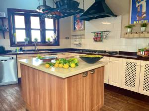 eine Küche mit einer Theke mit Obstschalen darauf in der Unterkunft Authentic Canary Style Villa with private pool and garden- Casa Juan Vera in Granadilla de Abona