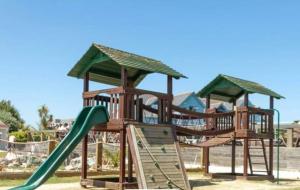Kawasan permainan kanak-kanak di Home with a view Whitecliff Bay Holiday Park