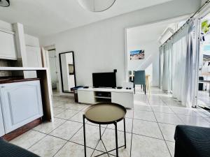Kuchyň nebo kuchyňský kout v ubytování Matahari. Amadores Apartment + 13 fotografií