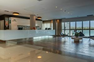 O saguão ou recepção de eSuites Lagoa Santa mais 37 fotos
