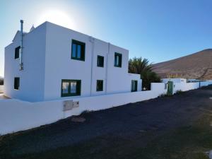 a white house with a white wall at Vivienda Vacacional Casa del Erizo - Ecofinca in Nazaret
