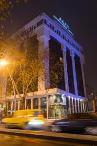 アンカラにあるAkar International Hotelの夜間の看板のある建物