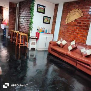 Chincha BajaCasita de camucha的带沙发和砖墙的客厅 更多13张照片