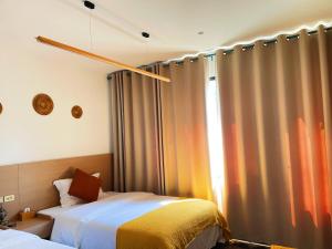 Uma cama ou camas num quarto em Guilin Tranquil Peaks Retreat by Reed Flute Cave