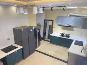 A cozinha ou kitchenette de Guilin Tranquil Peaks Retreat by Reed Flute Cave