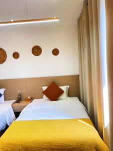 Uma cama ou camas num quarto em Guilin Tranquil Peaks Retreat by Reed Flute Cave