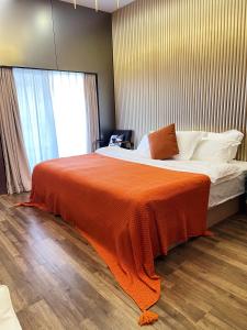 Uma cama ou camas num quarto em Guilin Tranquil Peaks Retreat by Reed Flute Cave