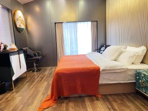 Uma cama ou camas num quarto em Guilin Tranquil Peaks Retreat by Reed Flute Cave