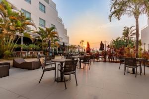 Um restaurante ou outro lugar para comer em eSuites Lagoa Santa