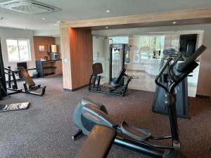 a gym with treadmills and ellipticals in a room at FLAT HOTEL BEIRA MAR AV BOA VIAGEM Recife in Recife