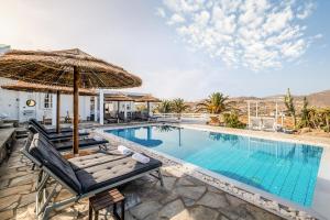 Bazén v ubytovaní Manu Mykonos Next to the Beach Quality Brand Villa & Bungalows alebo v jeho blízkosti