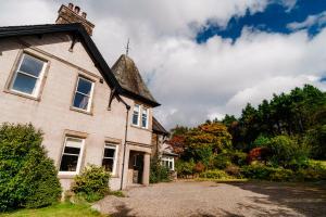 an old house with a thatched roof at Beaumont Exquisite Lakeland House, Sleeps 10 in Windermere