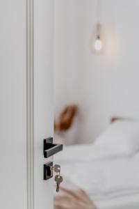 een persoon die een deur opent met een sleutel bij Willa Nad Parkiem in Krynica Zdrój