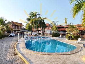 un'immagine di una piscina in un resort di Apto com 2 Suítes em condomínio beira-rio a Barreirinhas